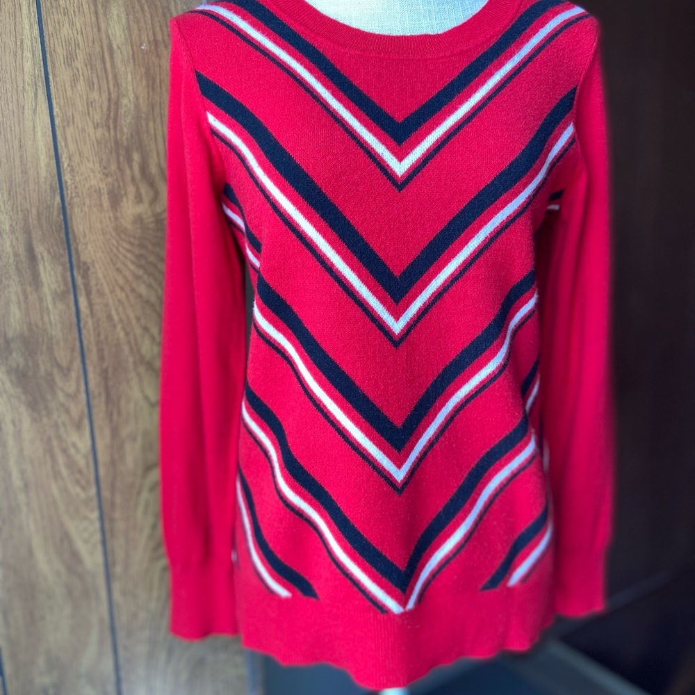 Liz Claiborne sweater. GOOD Condition. Non-Smoking home. Size M.